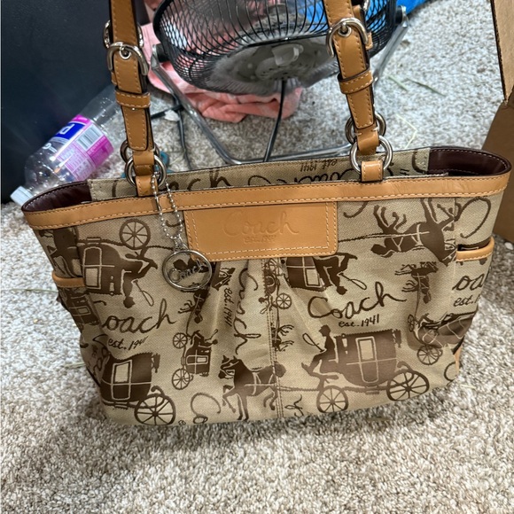 Coach Handbags - Stunning 2010 Horse And Carriage Coach Tote